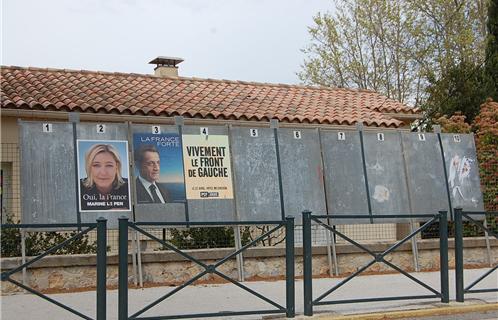 Les panneaux commencent à se garnir devant les écoles