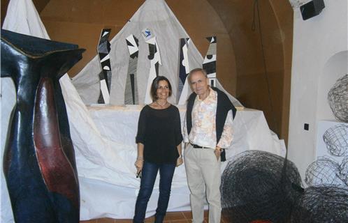 Chantal Saez et Roger Lafont devant « Le défilé de mannequins » en marqueterie.