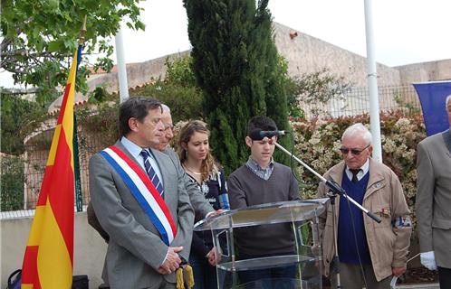 Entourés du député-maire et d'André Monchablon, deux élèves de Reynier on lu le manifeste de cette journée 