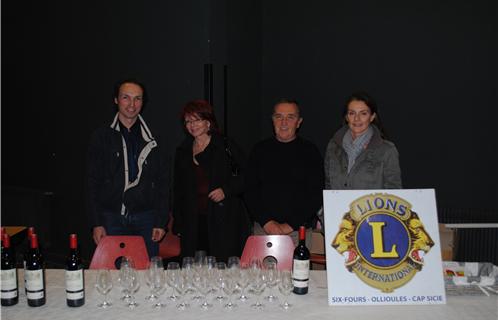 Le bénévoles du Lion's club tenaient leur stand de dégustation de vin de Bordeaux