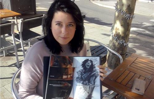 La créatrice locale Caroline Gonzales avec le premier volume de « End, The Graphic Novel ».
