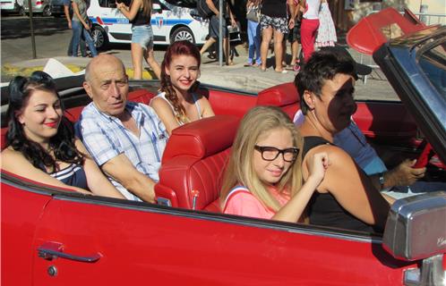 Dans la voiture inaugurant la parade, Clara Pain, la jeune présidente du conseil municipal des jeunes et Michel Thuilier, adjoint à la Sécurité aux côtés de Miss Ollioules