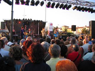 Le spectacle débuta avec les Forbans.