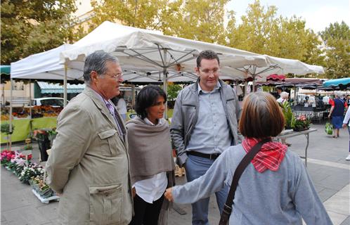 Le groupe Droite républicaine avec Erik Tamburi, Françoise Burgeot et Gérard Navarro en discussion avec une riveraine sur le marché du centre-ville