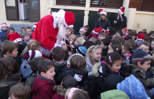 Les enfants de l'école maternelle de Portissol autour du père Noël.