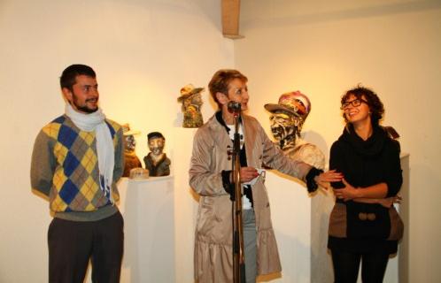 Dany Cayol, déléguée au patrimoine historique, présente les deux jeunes artistes
