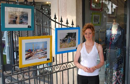 Stéphanie Bramardi, lors du vernissage de sa première exposition de photos.