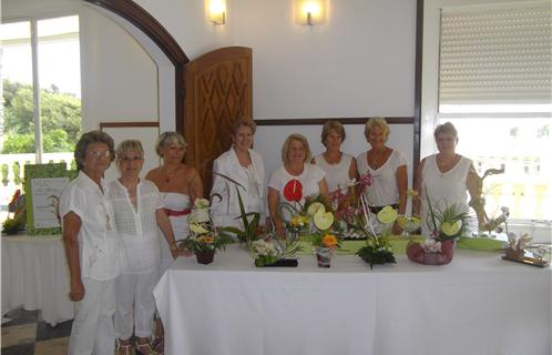 Monique Lochot (quatrième en partant de la gauche) entourée de ses apprenties fleuristes.