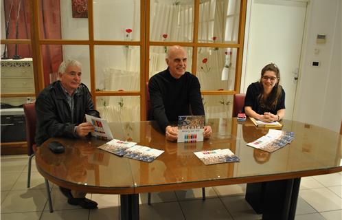 Au centre le maire de Sanary Ferdinand Bernhard est accompagné de Jean-Luc Granet l'adjoint délégué à l'environnement et d'Elodie Grezes la conceptrice du livret DICRIM.