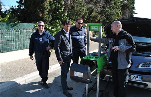 L'adjoint à la sécurité Thierry Mas Saint-Guiral (au centre à gauche) et le chef de la police municipale Blaise Pappalardo (au centre à droite) sont venus observer les manœuvres des techniciens.