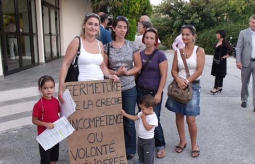 Quelques mamans distribuaient des tracts devant la Salle Polyvalente