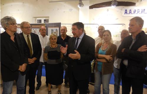 Le maire Robert Bénéventi inaugure Festisources avec Joël Digo, le président de la Fédération de pêche du Var, Louis Fonticelli (à gauche), les partenaires et les enseignants.