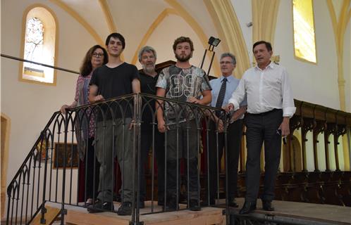 Dominique Ducasse adjointe à la culture, Valentin (élève), Gilbert Troncy professeur de ferronnerie d'art, Camille (élève), Pierre Ribot proviseur du lycée et le maire de Six-Fours Jean-Sébastien Vialatte (de gauche à droite). Ils se trouvent derrière le portique réalisé pour la collégiale.