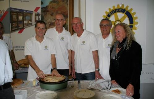 A droite de Brigitte Crevet, conseillère municipale à Ollioules, Gérard Bocquet, Président du Rotary Sanary Bandol, Ollioules, André Nieradka, André Pichaud (adjoint au Gouverneur)