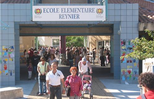 L'école était bondée d'enfants et de parents