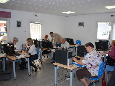 Salle informatique de l’Ifape. Dans cette session sont enseignées les bases de l’utilisation d’un PC : Le système Windows, le clavier, le maniement de la souris...