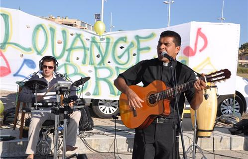 Le groupe Louange Brasil, esplanade du Rayon de soleil 