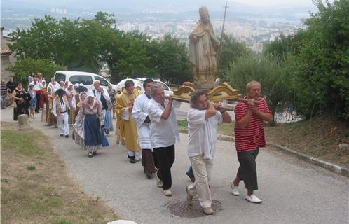 La traditionnelle procession célèbre le saint patron de l'ancien village.