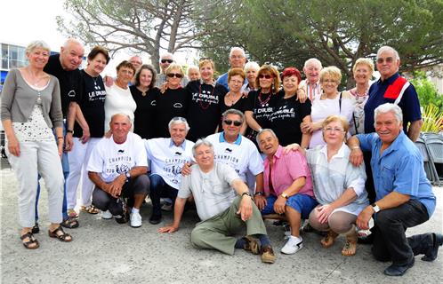 L'équipe très dynamique "les Lônes mon village" et son Président Mr Alfredo Da Silva, debout tout à droite.