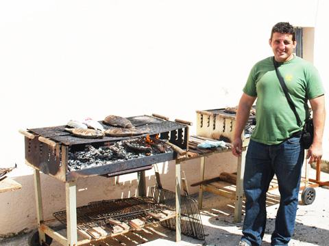 Eric Féraud, pêcheur au Brusc, entrain de faire griller les dorades pour la fête des pêcheurs.