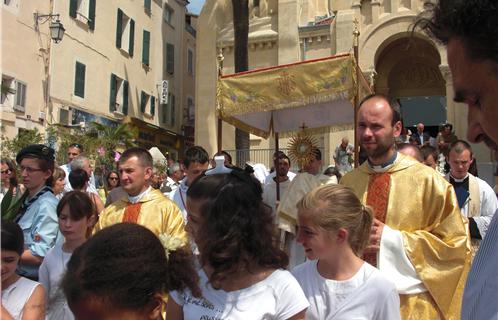 La procession au départ de l'église.