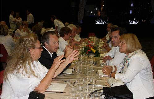 Jean-Sébastien Vialatte heureux de rencontrer les membres de cette association qui le soutient. 