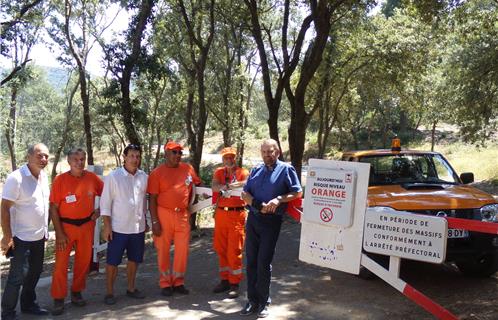 L'adjoint à la sécurité de la forêt contre les incendies Thierry Mas Saint-Guiral, l'adjoint aux travaux Hervé Fabre, l'élu à l'environnement Philippe Guinet et Guy Berjot, le responsable du Comité Communal des Feux de Forêt de Six-Fours.