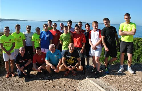 Les 18 stagiaires accompagnés du lieutenant Jean-Baptiste Ritter (en bas à gauche) et du conseiller technique départemental de formation sportive Pascal Chevroton (en bas à droite).