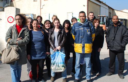 Plusieurs salariés de la société RLD devant l'usine située du côté de la zone d'activité de la Baou.