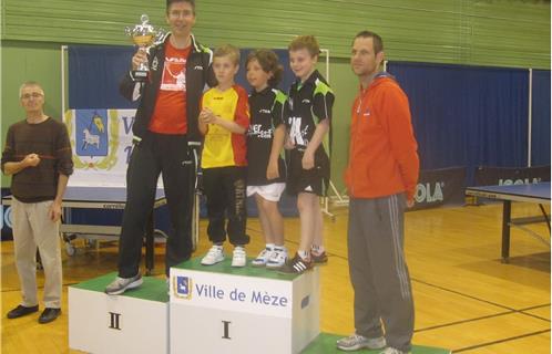 Les grands champions, aux côtés du président du club Thierry Leveau (à gauche) et de Cyril Parack, leur entraîneur