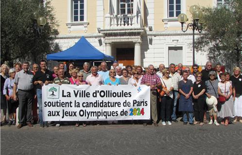 En marge du Forum, les exposants se sont rassemblés devant la Mairie pour exprimer leur soutien à la candidature de Paris aux JO de 2024