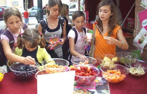 Les enfants composant  leurs cocktails