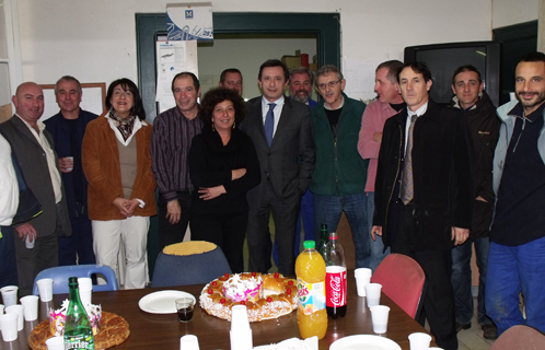 Jean-Sébastien Vialatte, Thierry Mas Saint-Guiral, Hervé Fabre, Thierry Casanova, Franck Benedetti et Marie-Pierre Seralta entourés des employés municipaux.