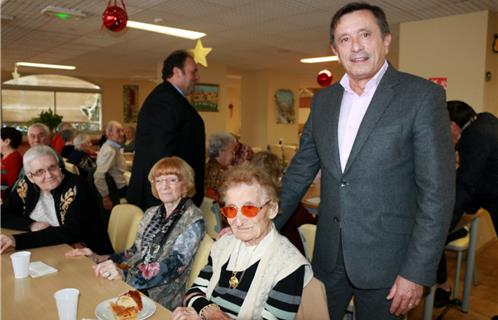 Le maire à coté de Claire, la doyenne de l'établissement. Elle aura 102 ans en avril !