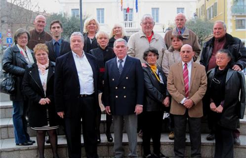 Gérard Bauer (cravate à pois) au milieu de la moitié de son équipe Bleu Marine du Front National