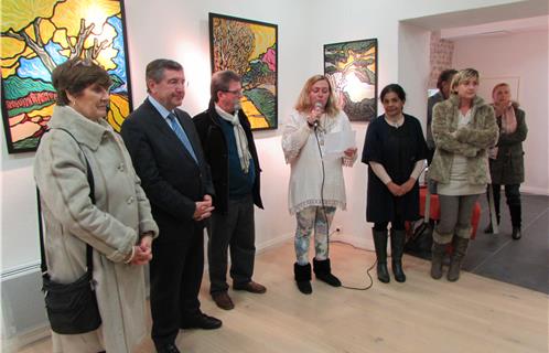 Au cours du vernissage, de gauche à droite, Monique Macia, Robert Bénéventi, Gilbert Paul, Clémentine Bruneau, Béatriz Gonzalez Haw et Pascale Cogotti