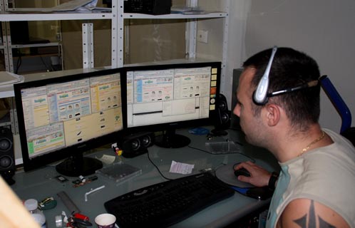 Avec simplement deux écrans et en étant son propre hébergeur, Jérémy Gautier gère la vente des pièces détachées pour les ordinateurs portables.  