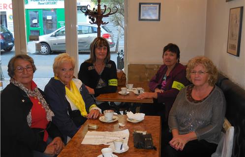 Les Kiwaniennes: la nouvelle présidente Régine Cuciniello (au fond à droite), Michelle, Joëlle, Marie-Thérèse et Josiane.