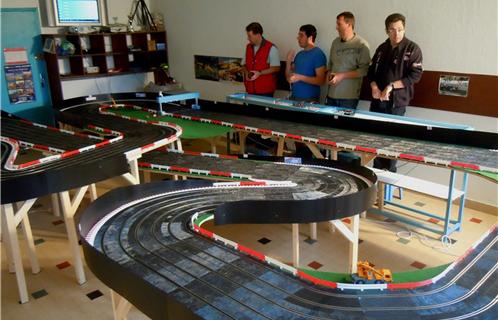 L'équipe du Circuit Slot Racing 83 pendant les essais libres.