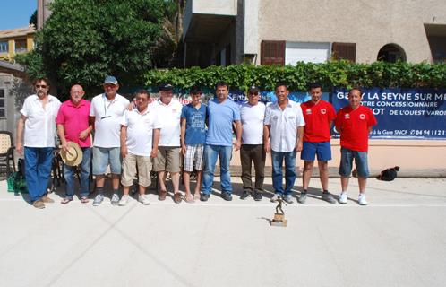 Finalistes et vainqueurs autour de la famille Escriva et de l'équipe de la Boule Joyeuse des îles.