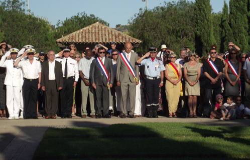 Les autorités devant le monument de la Victoire.