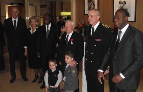 Guy Nouvian a reçu la légion d'honneur des mains du préfet Paul Mourier, en présence d'Alassane Ouattara et du maire de Sanary Ferdinand Bernhard.