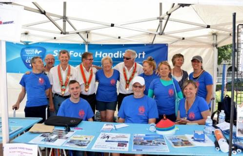 Serge Sappino et les Anysetiers avec les membres de Six-Fours Handisport