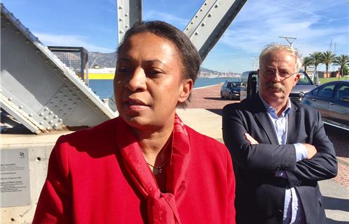 Au pied du Pont levant, la Ministre, Hélène Geoffroy et le maire, Marc Vuillemot