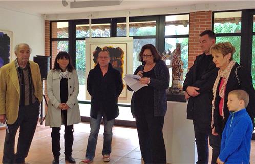 Dominique Ducasse (au micro) accueille les deux artistes à la maison du Cygne.
(De gauche à droite) l'artiste peintre Henri Crocq, Jocelyne Caprile déléguée au tourisme, Didier Pille conseiller municipal PS, Dominique Ducasse adjointe aux affaires culturelles et à la communication, le sculpteur Laurent Beaumont, Dany Cayol, adjointe au patrimoine historique