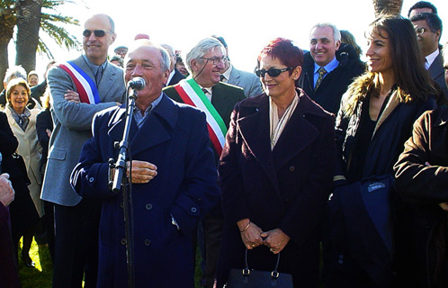 Henri Germain Delauze (au micro) lors de l'inauguration de la tourelle de la Comex en 2003 à Sanary. (photo G.Loridon).