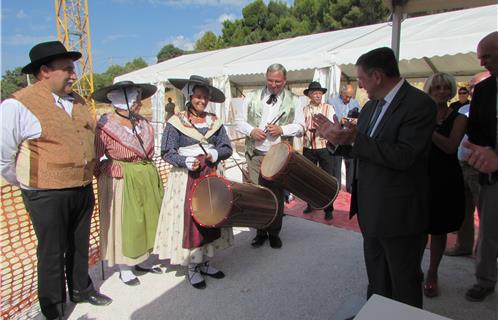 Une aubade provençale a présidé à la cérémonie de la pose de la première pierre de l'ensemble Frédéric Mistral