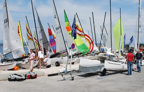 Les équipages sur la plage des Charmettes avant le départ de la première manche de la National Hobie Cat.