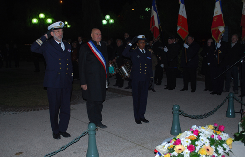 Dépôt de gerbe par Jean Brondi, le capitaine de frégate Thénot et le maître principal Marignale.