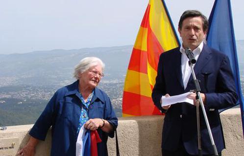 Jean Sébastien Vialatte prononce un discours en la mémoire de Jean-Baptiste Pastourely lors de l’inauguration de la plaque commémorative placée sur le parvis de la chapelle Notre Dame du Mai. Sur la gauche de monsieur Vialatte, Marthe Pastourely, la veuve de Jean-Baptiste.